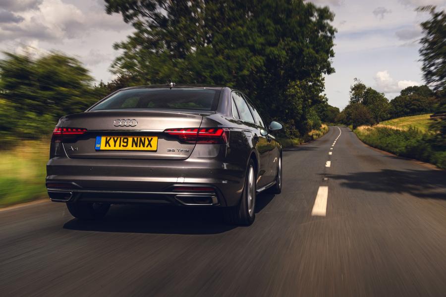  Audi A4 35 TFSI Sport (B9) 2019 года  (UK) (фото 19 из 21)